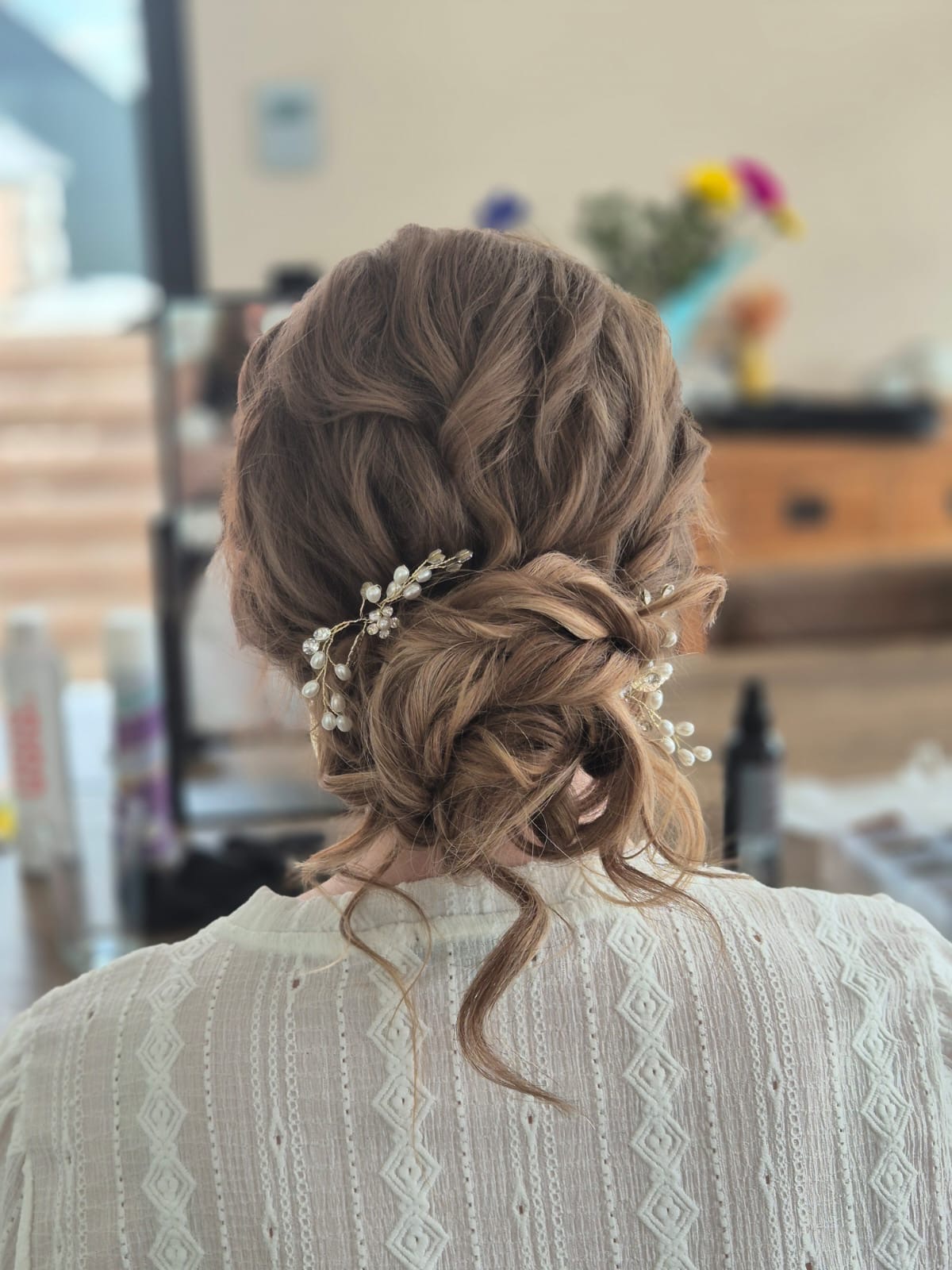 After: Gevlochten updo met parelspelden