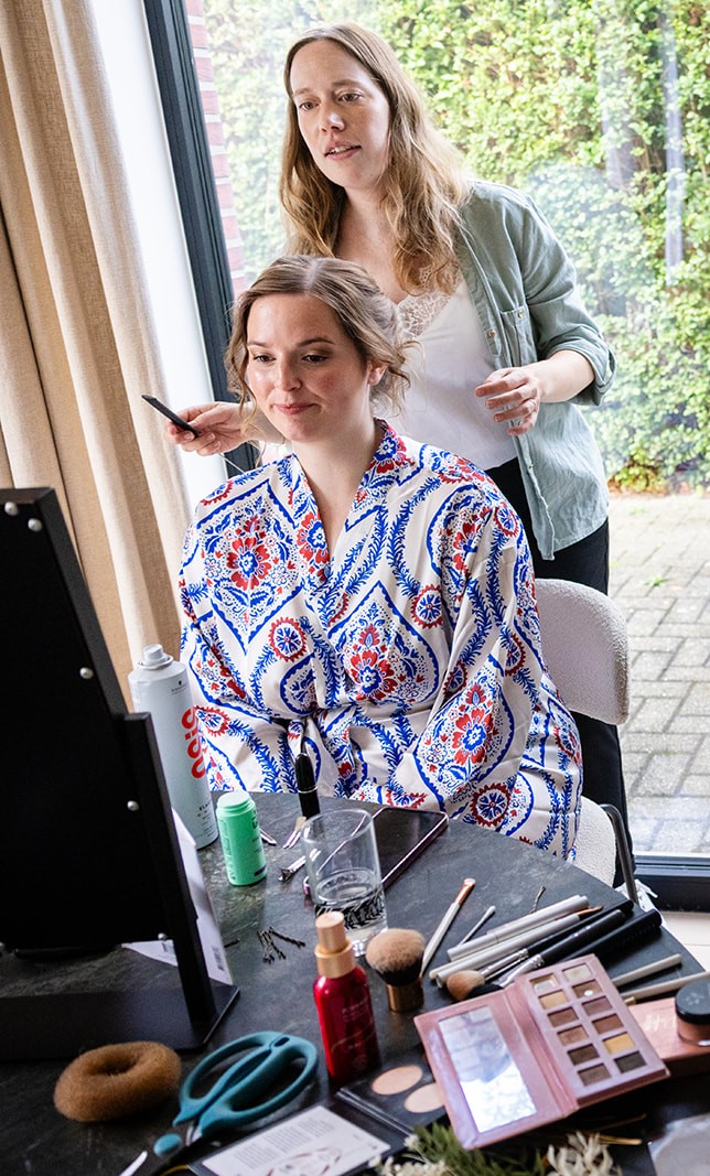 Heleen aan het werk met een bruid