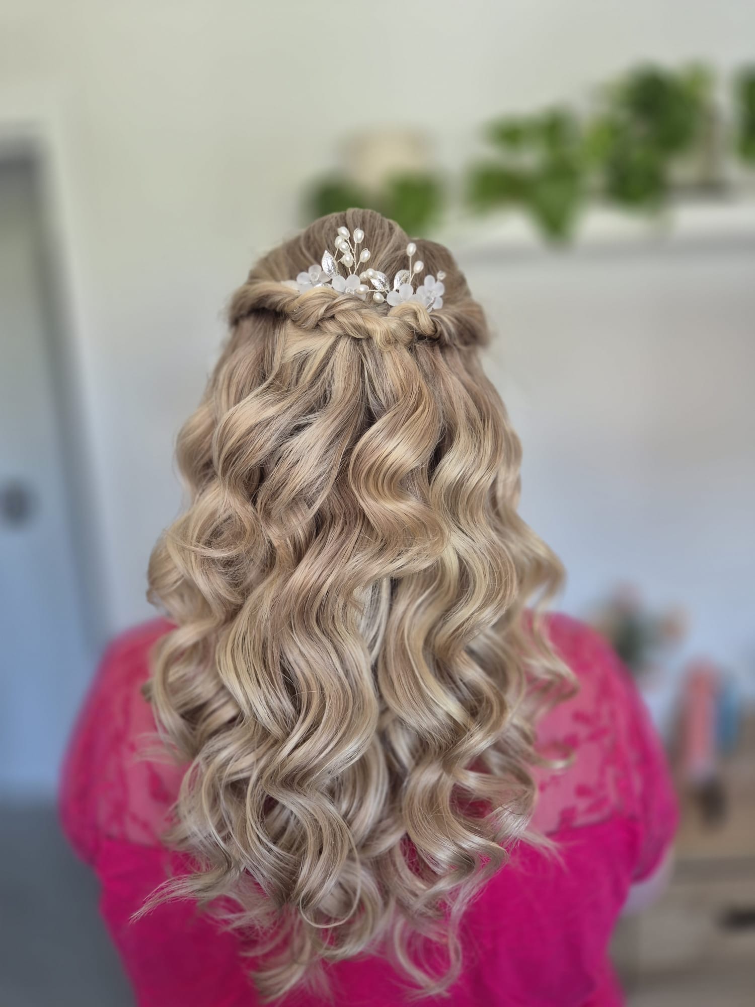 Half-updo met vlecht en parels