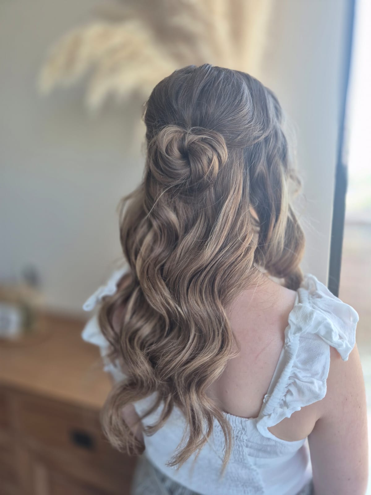 Half-updo met vlecht en krullen, van achteren
