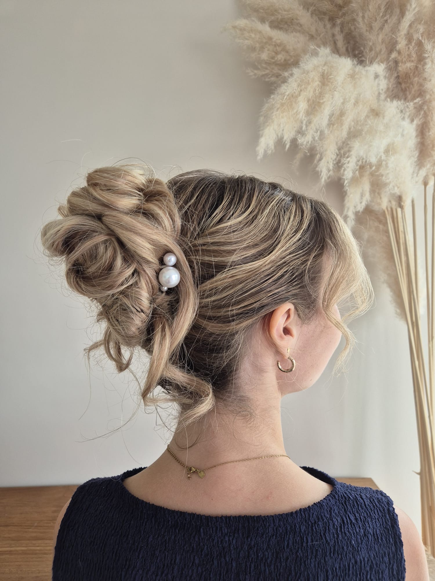 After: Updo met parelspelden