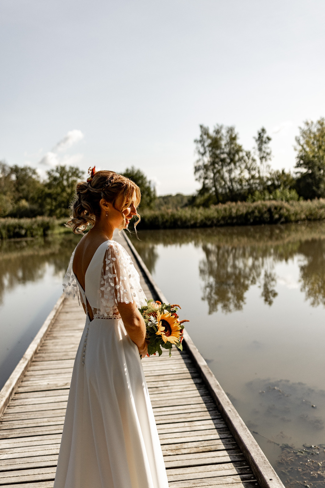 Groep vrouwen met bloemetjes in het haar