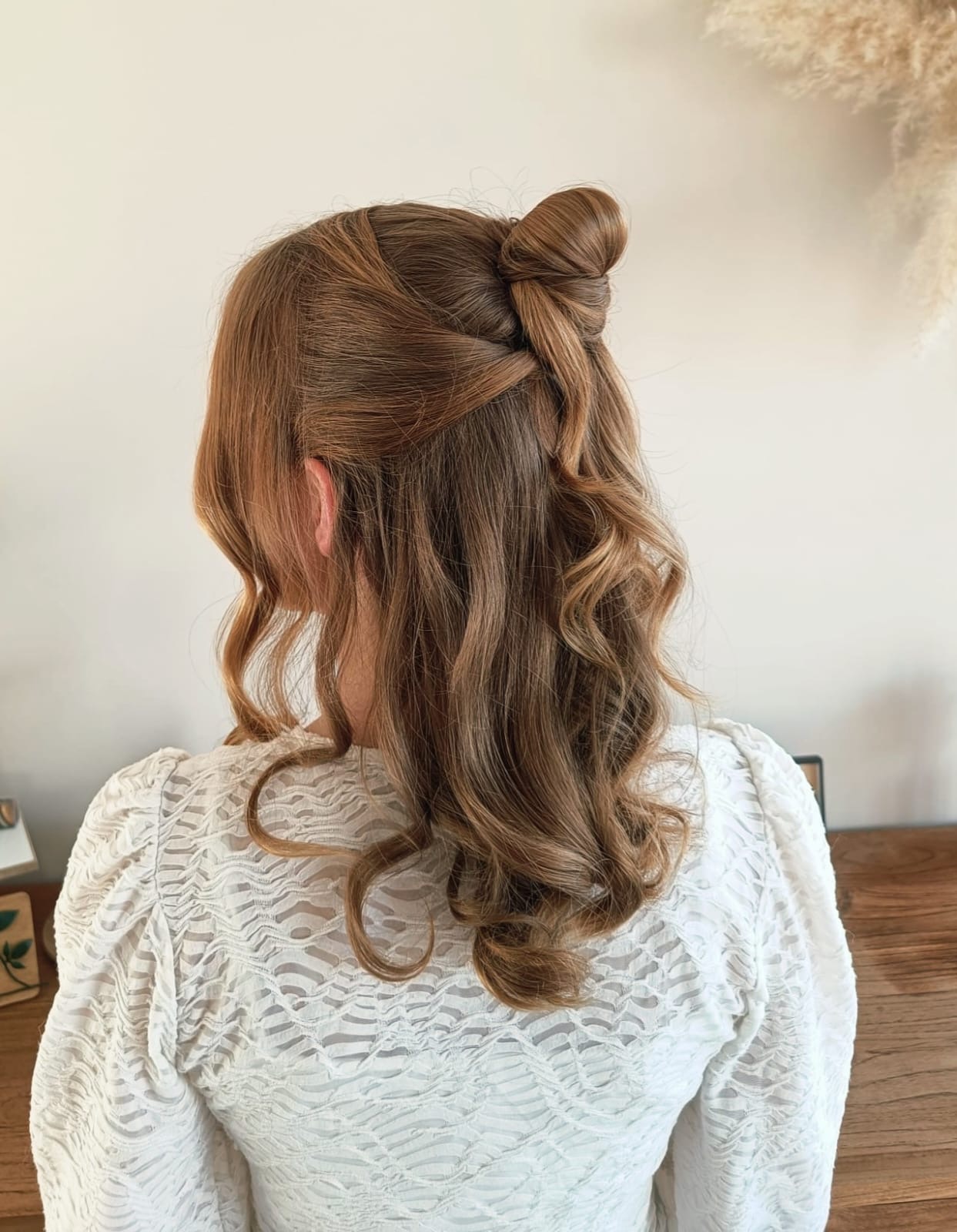 Lage updo bun met roze top (outdoors)