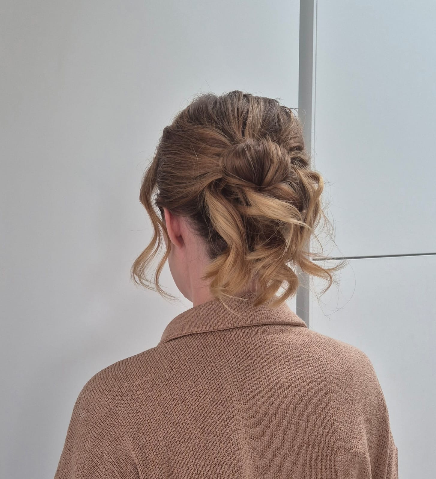 Krullen half-up met witte trui