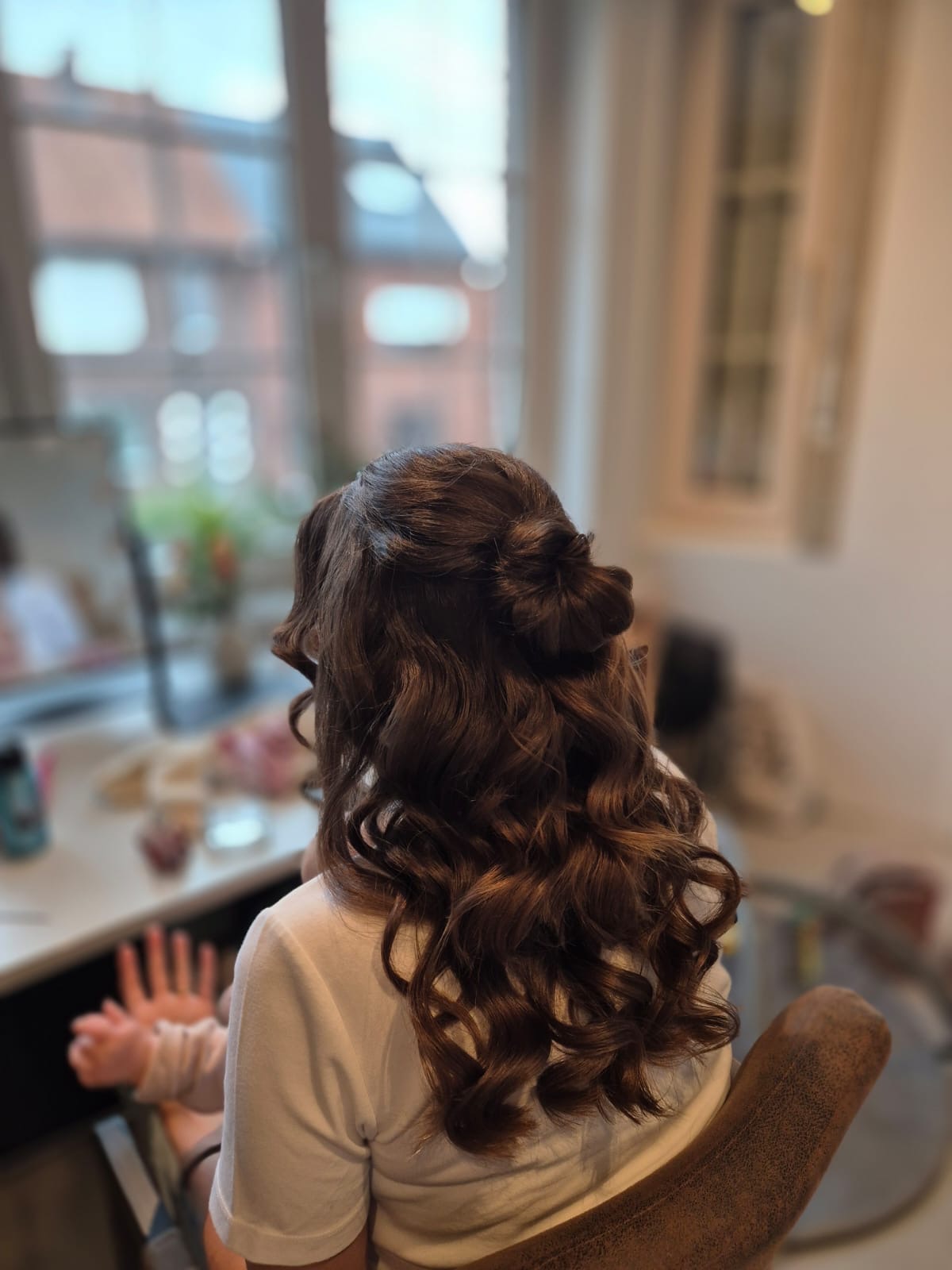 Klant krijgt make-up en hairspray tegelijk, samenwerking met grimeur